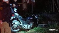 Assaltante morre após colidir moto roubada contra uma arvore quando fugia da PM 