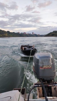 BPFRON e PF apreendem barco atravessando o Rio Paraná com contrabando em Foz do Iguaçu