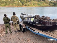 BPFRON e PF apreendem barco atravessando o Rio Paraná com contrabando em Foz do Iguaçu