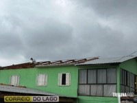 Temporal em Santa Helena: Telhados arrancados e jogados sobre a rede elétrica, postes e árvores derrubados