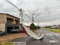 Temporal em Santa Helena: Telhados arrancados e jogados sobre a rede elétrica, postes e árvores derrubados