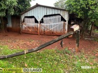 Temporal em Santa Helena: Telhados arrancados e jogados sobre a rede elétrica, postes e árvores derrubados