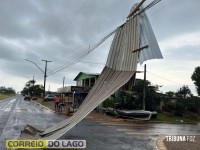 Temporal em Santa Helena: Telhados arrancados e jogados sobre a rede elétrica, postes e árvores derrubados