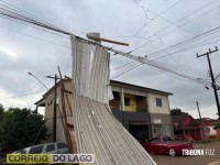 Temporal em Santa Helena: Telhados arrancados e jogados sobre a rede elétrica, postes e árvores derrubados