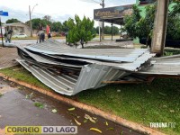 Temporal em Santa Helena: Telhados arrancados e jogados sobre a rede elétrica, postes e árvores derrubados