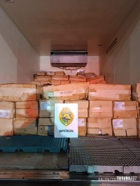 BPFRON apreende caminhão com 2.650 Kg  de camarão contrabandeados em Foz do Iguaçu 