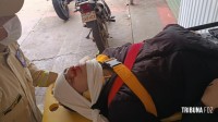 Motociclista colide contra semáforo e é encaminhado pelo Siate para o Hospital Municipal