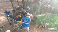 Homem é socorrido pelo Siate após levar um tiro no pé na Favela do Monsenhor