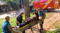 Homem é socorrido pelo Siate após levar um tiro no pé na Favela do Monsenhor