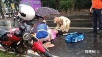 Motociclista e passageira são socorridos pelo Siate após queda na Av. das Cataratas