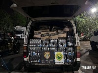 PF e BPFRON apreendem van com mais de 200 caixas de bebidas descaminhadas em Foz do Iguaçu