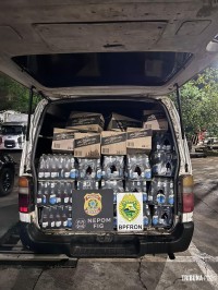 PF e BPFRON apreendem van com mais de 200 caixas de bebidas descaminhadas em Foz do Iguaçu