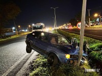 Siate socorre condutor após colidir veículo contra poste de iluminação na BR-277