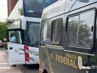 PF apreende drogas, armas e produtos contrabandeados em ônibus intermunicipal em Foz do Iguaçu