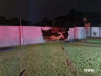 Condutor morre e passageira fica ferida após veículo colidir contra um muro no Bairro Portal da Foz