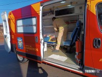 Motociclista é socorrida pelo Siate após colisão no Bairro Três Lagoas