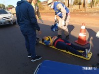 Motociclista é socorrida pelo Siate após colisão no Bairro Três Lagoas