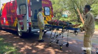 Motociclista é socorrida pelo Siate após queda de moto no Bairro Três Lagoas