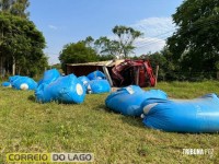 Motorista fica ferido após caminhão carregado com adubo tombar e atingir poste em Santa Helena