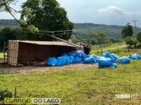 Motorista fica ferido após caminhão carregado com adubo tombar e atingir poste em Santa Helena