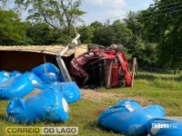 Motorista fica ferido após caminhão carregado com adubo tombar e atingir poste em Santa Helena