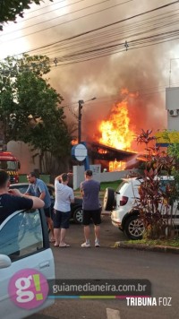 Incêndio de grandes proporções destrói residência no centro de Medianeira