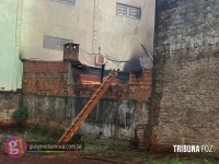 Incêndio de grandes proporções destrói residência no centro de Medianeira