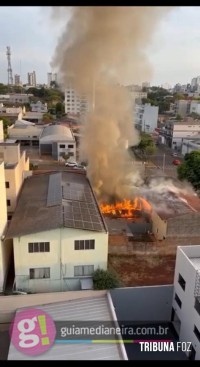 Incêndio de grandes proporções destrói residência no centro de Medianeira