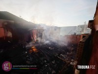 Incêndio de grandes proporções destrói residência no centro de Medianeira