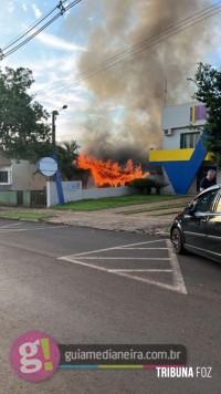 Incêndio de grandes proporções destrói residência no centro de Medianeira