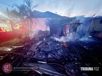 Incêndio de grandes proporções destrói residência no centro de Medianeira