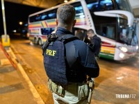 PRF fiscaliza ônibus com torcedores argentinos que cruzaram a fronteira em Foz do Iguaçu