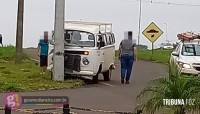 Kombi colide em poste no Bairro Florença em Medianeira