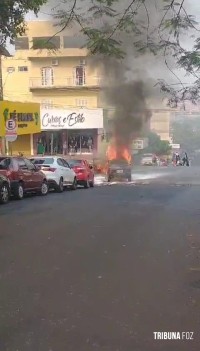 Veiculo pega fogo na Vila Portes