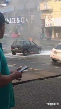 Veiculo pega fogo na Vila Portes