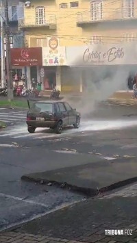 Veiculo pega fogo na Vila Portes