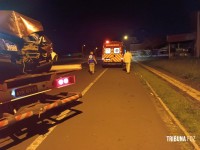 Siate socorre condutor após veículo colidir contra um poste durante a madrugada