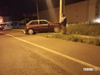 Siate socorre condutor após veículo colidir contra um poste durante a madrugada