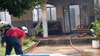 Casa é destruída pelo fogo no Jardim Vitória