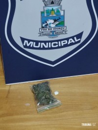 Guarda Municipal apreende maconha com motociclista que pilotava moto furtada