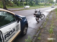 Guarda Municipal apreende maconha com motociclista que pilotava moto furtada