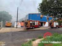 Corpo de Bombeiros combatem incêndio em barracão no Jardim Belvedere 