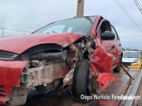 Condutor perde o controle do veículo e bate em poste na marginal da BR-277