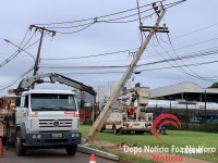 Condutor perde o controle do veículo e bate em poste na marginal da BR-277