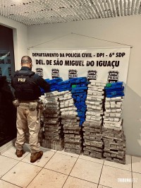 PRF intercepta carga de 460 Kg de maconha que era transportada em carro roubado em STI