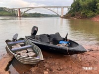 PF e PM apreendem embarcação à deriva com fardos de maconha no Rio Paraná