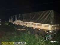 Caminhão bitrem invade lavoura de soja e atinge poste de energia na PR-495 em Santa Helena