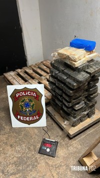 Policia Federal apreende crack e cloridrato de cocaína em fundo falso de carreta em Céu Azul