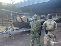 BPFRON e Polícia Federal apreendem barco carregado com cigarros em Foz do Iguaçu