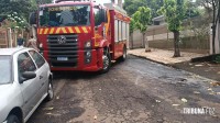 Veiculo fica destruído após incêndio no Bairro Campos do Iguaçu